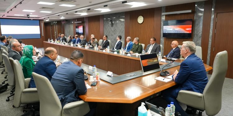 وزير البترول والثروة المعدنية يعقد اجتماعاً موسعاً مع شركات التعدين