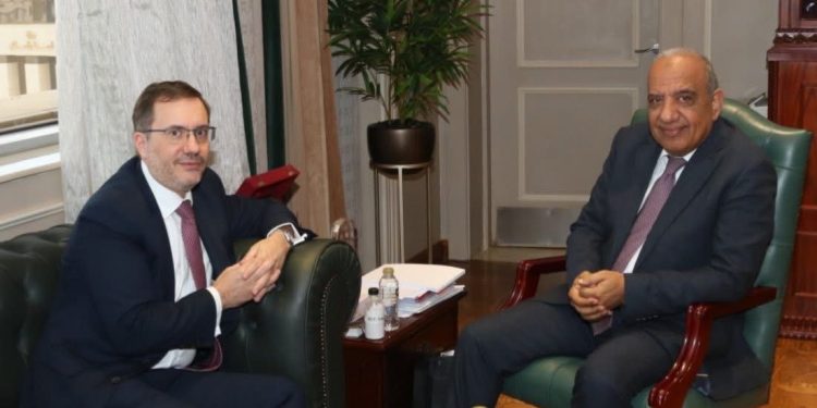 وزير الكهرباء والطاقة يستقبل سفير بريطانيا بالقاهرة لبحث سبل دعم وتعزيز التعاون والفرص الاستثمارية فى مجالات الطاقة المتجددة