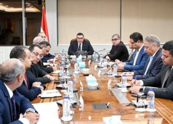 وزير الإسكان يتابع الموقف التنفيذي للمشروعات ومنظومة الصيانة ورفع الكفاءة بمدينة الشروق