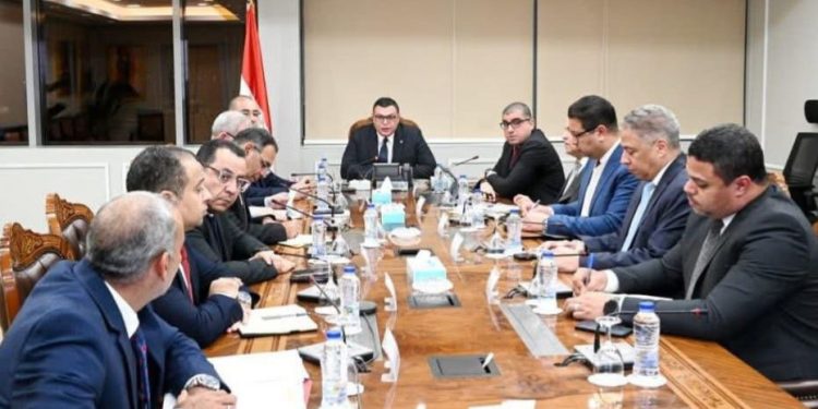 وزير الإسكان يتابع الموقف التنفيذي للمشروعات ومنظومة الصيانة ورفع الكفاءة بمدينة الشروق