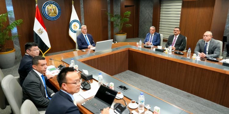  وزير البترول والثروة المعدنية يبحث مع “شينج فا” الصينية آفاق الاستثمار في التعدين والصناعات المصاحبة