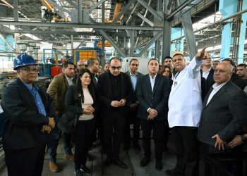 رئيس الوزراء يتفقد خط الإنتاج الجديد لـ “السلك” بشركة مصر للألومنيوم بطاقة 60 ألف طن سنويًا
