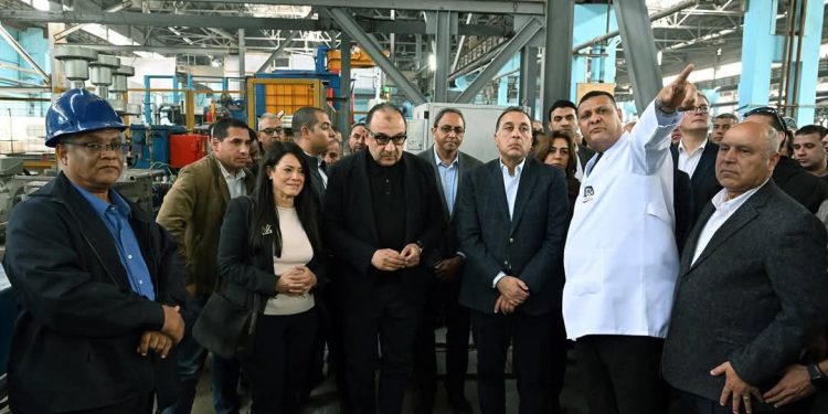 رئيس الوزراء يتفقد خط الإنتاج الجديد لـ “السلك” بشركة مصر للألومنيوم بطاقة 60 ألف طن سنويًا