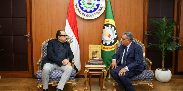 وزير قطاع الأعمال يلتقي محافظ الدقهلية في مستهل زيارته للمحافظة لتعزيز التعاون في عدد من الملفات المشتركة