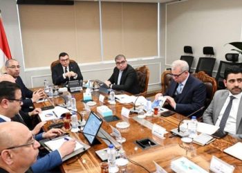 وزير الإسكان يتابع موقف مشروعات المرافق بالأراضي المضافة لعدد من المدن الجديدة