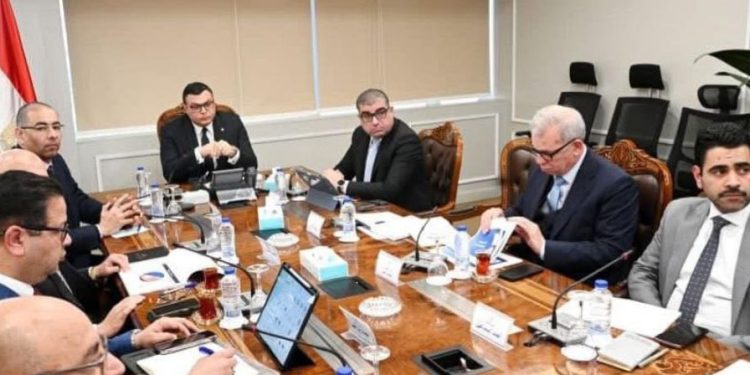 وزير الإسكان يتابع موقف مشروعات المرافق بالأراضي المضافة لعدد من المدن الجديدة