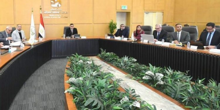 وزير الإسكان يتابع موقف مشروعات الإسكان التى تنفذها هيئة المجتمعات العمرانية بالمدن الجديدة