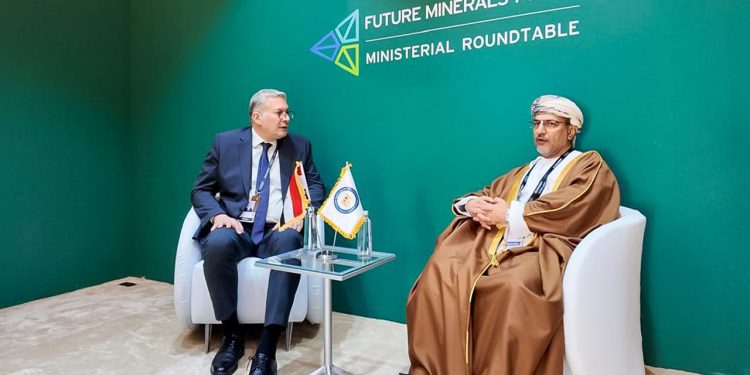 وزير البترول والثروة المعدنية يبحث تبادل الخبرات في مجال التعدين مع سلطنة عُمان