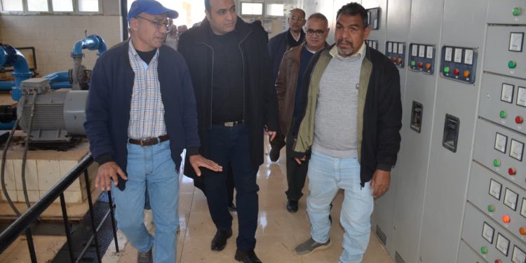 رئيس مياه الشرب بالجيزة يتابع ميدانياً منظومة مياه الشرب والصرف الصحي بالواحات البحرية