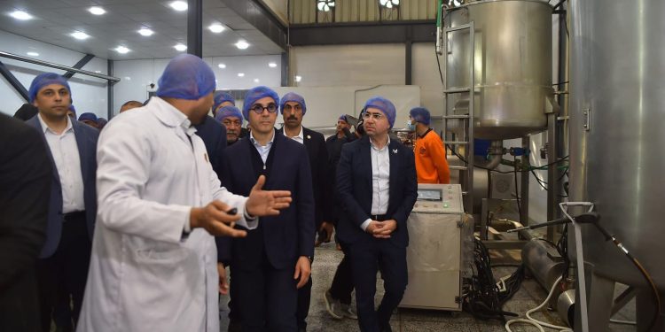 وزير الاستثمار والتجارة الخارجية يتفقد عدد من المصانع بالمنطقة الاستثمارية بمدينة بنها