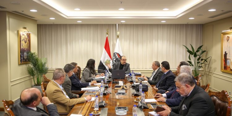 وزير قطاع الأعمال العام يلتقي ممثلي غرفتي صناعة الملابس الجاهزة والصناعات النسيجية