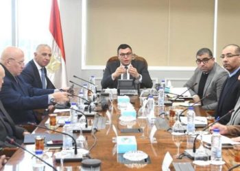 وزير الإسكان يعقد اجتماعا مع مسئولي شركة السويدي لدفع العمل بالمشروعات التي تنفذها الشركة بالمدن الجديدة