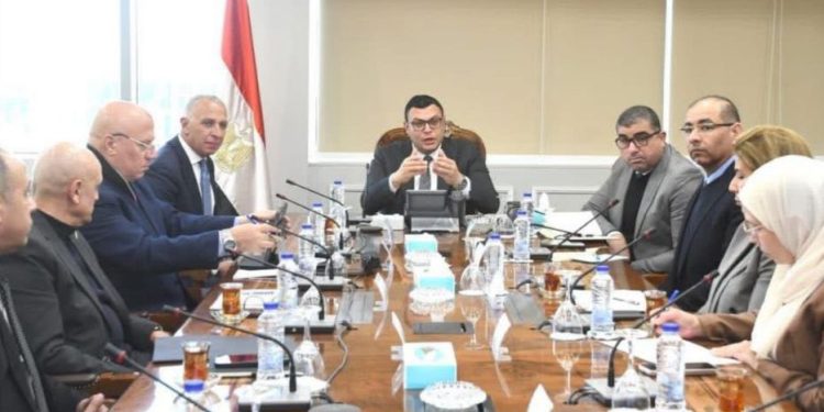 وزير الإسكان يعقد اجتماعا مع مسئولي شركة السويدي لدفع العمل بالمشروعات التي تنفذها الشركة بالمدن الجديدة