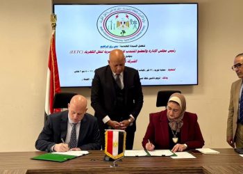 المصرية لنقل الكهرباء توقّع عقدًا جديدًا مع «كابلات مصر» لتأمين الشبكة القومية وخطة صيف 2026