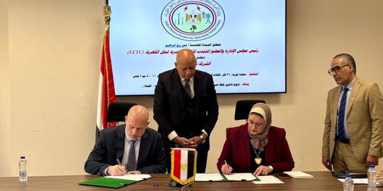 المصرية لنقل الكهرباء توقّع عقدًا جديدًا مع «كابلات مصر» لتأمين الشبكة القومية وخطة صيف 2026