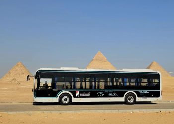 نموذج لأتوبيس “النصر للسيارات” الكهربائي يدخل الخدمة التجريبية ضمن منظومة نقل زوار أهرامات الجيزة
