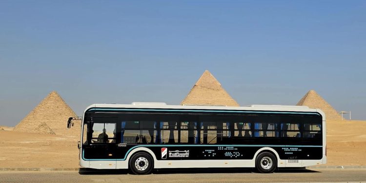 نموذج لأتوبيس “النصر للسيارات” الكهربائي يدخل الخدمة التجريبية ضمن منظومة نقل زوار أهرامات الجيزة
