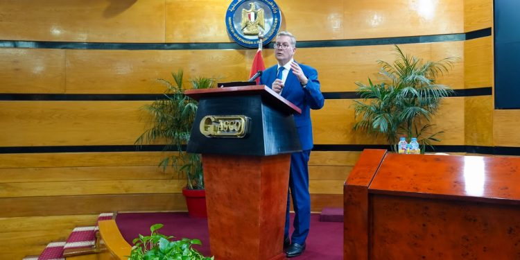  وزير البترول والثروة المعدنية يستعرض خطط زيادة الإنتاج المحلي وتأمين احتياجات الغاز في صيف 2026