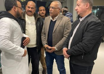 صابر وإدريس.. يتفقدان مصابي حادث طريق حقول الصحراء الغربية