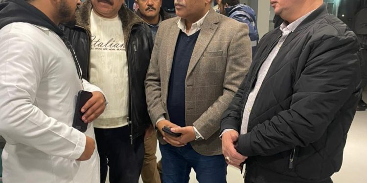 صابر وإدريس.. يتفقدان مصابي حادث طريق حقول الصحراء الغربية