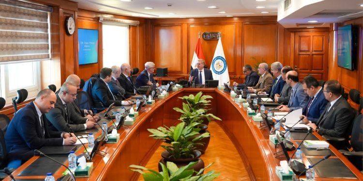 وزير البترول يبحث مع “تكنيب” العالمية تأسيس شركة مشتركة مع “إنبي” و”بتروجت” لتنفيذ المشروعات الكبرى وتصدير الخدمات الهندسية والمقاولات