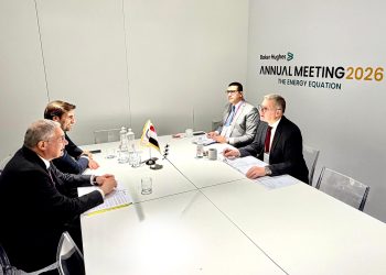وزير البترول يبحث مع رئيس “سايبم” الإيطالية تعزيز التعاون بمشروعات تنمية الحقول والتحول الطاقي