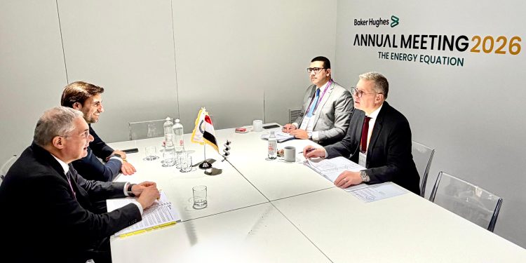 وزير البترول يبحث مع رئيس “سايبم” الإيطالية تعزيز التعاون بمشروعات تنمية الحقول والتحول الطاقي