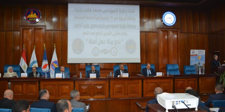 قيادات البترول والعمل في ملتقى منار مصر للبترول لدعم منظومة السلامة المهنية