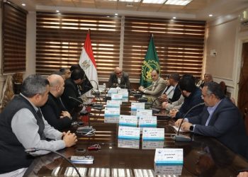 محافظ القليوبية يعقد إجتماعاً مع مستثمري المنطقة الإستثمارية ببنها لبحث مطالبهم وحل مشكلاتهم