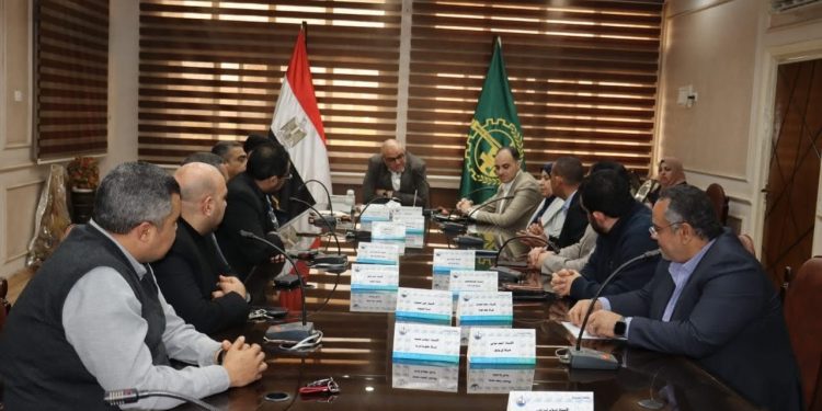 محافظ القليوبية يعقد إجتماعاً مع مستثمري المنطقة الإستثمارية ببنها لبحث مطالبهم وحل مشكلاتهم