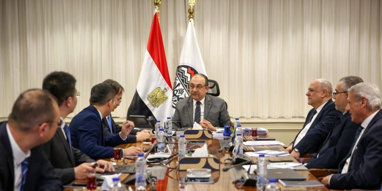 وزير قطاع الأعمال العام يستقبل وفدًا رفيع المستوى من مجموعة شاندونج الصينية لبحث فرص التعاون في صناعة المركبات الكهربائية