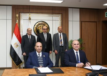 وزير قطاع الأعمال العام يشهد توقيع “النهضة للصناعات” اتفاقية لشراء طاقة متجددة لمدة 30 عامًا