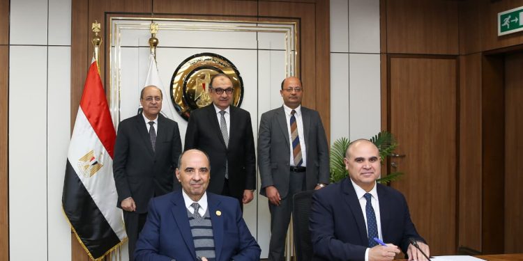 وزير قطاع الأعمال العام يشهد توقيع “النهضة للصناعات” اتفاقية لشراء طاقة متجددة لمدة 30 عامًا