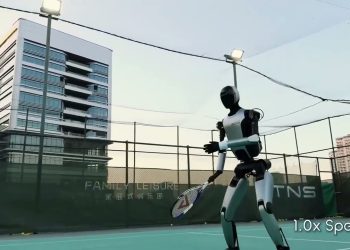 روبوت يلعب التنس