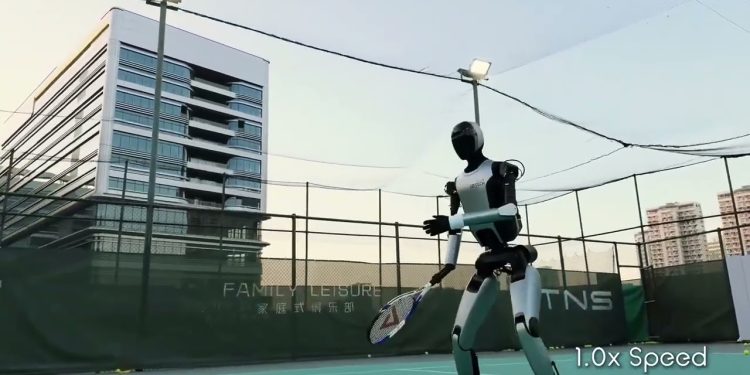 روبوت يلعب التنس