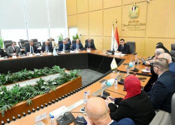 وزير الإسكان يعقد اجتماعًا موسعًا مع رؤساء ومسئولي الجهات التابعة للوزارة لمتابعة ملفات العمل