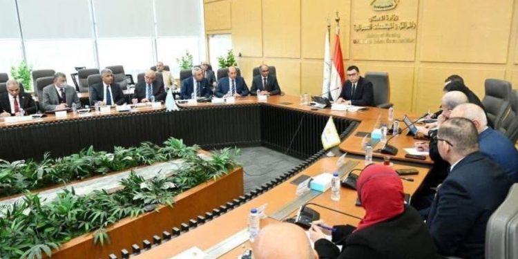 وزير الإسكان يعقد اجتماعًا موسعًا مع رؤساء ومسئولي الجهات التابعة للوزارة لمتابعة ملفات العمل