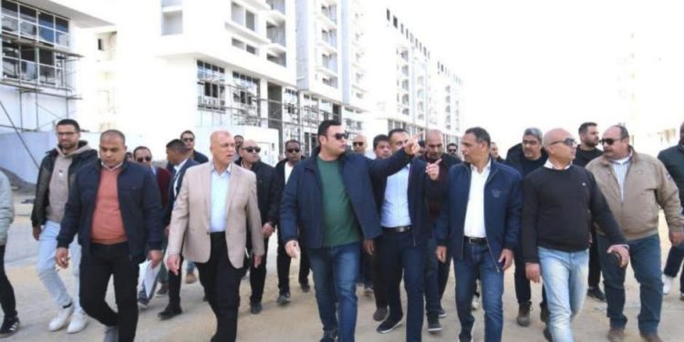 وزير الإسكان يتفقد الشاليهات والفيلات والعمارات السكنية بكومباوند “مزارين” بمدينة العلمين الجديدة