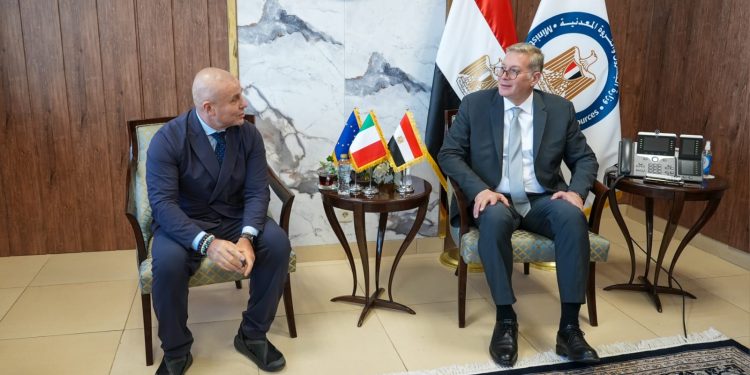 وزير البترول والثروة المعدنية يبحث مع سفير إيطاليا التعاون في مشروعات البترول والغاز