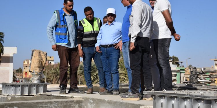 رئيس القابضة للمياه يتابع مشروعات “حياة كريمة” بمحافظة أسوان ويتفقد محطات المياه والصرف الصحي والوصلات المنزلية