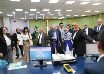 رئيس مياه القاهرة الكبرى يستقبل المقرر الأممي ويصطحبه في جولة ميدانية داخل الخط الساخن 125 ومركز خدمة العملاء بالوايلي