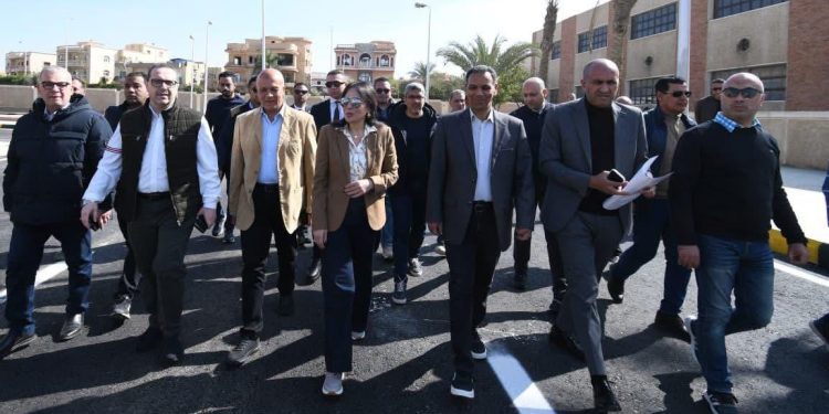 وزيرة الإسكان تتفقد محطة المياه الرئيسية وتتابع تطوير وصيانة الطرق بالمدينة