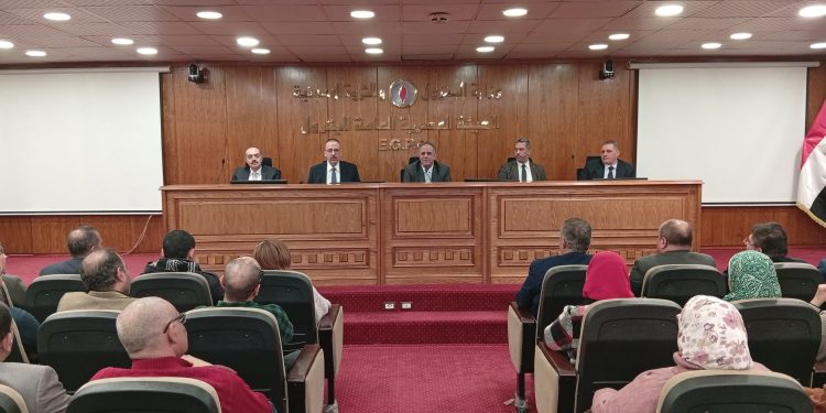 هيئة البترول تعقد حوارًا مفتوحًا مع العاملين بالنيابات المسئولة عن العملية الإنتاجية