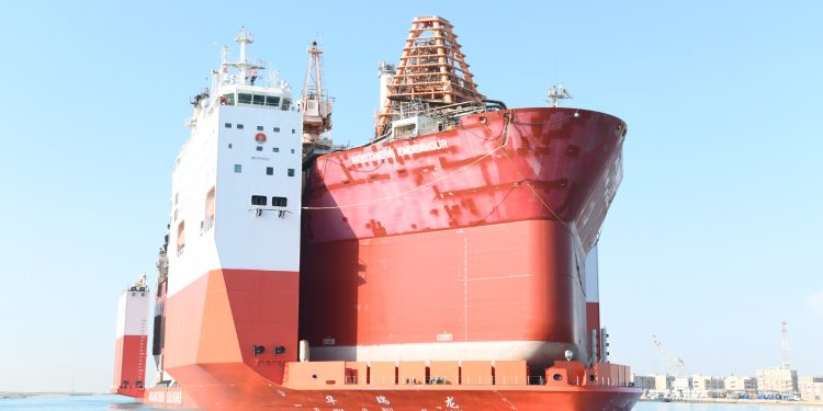 الفريق أسامة ربيع: “قناة السويس تشهد عبور سفينة الغطس HUA RUI LONG ضمن قافلة الجنوب”