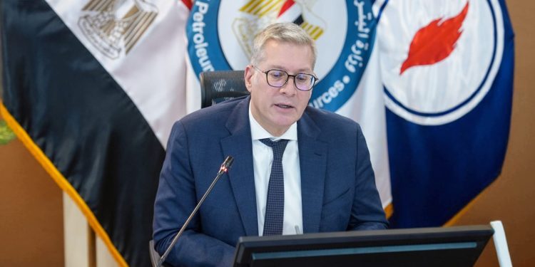 وزير البترول يعتمد الموازنة الاستثمارية للشركة العامة للبترول للعام المالي 2026–2027