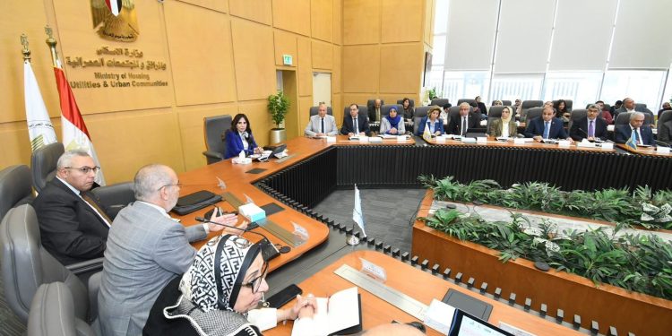 وزيرة الإسكان تعقد اجتماعاً لمتابعة الموقف التنفيذي لمشروع “حدائق تلال الفسطاط”