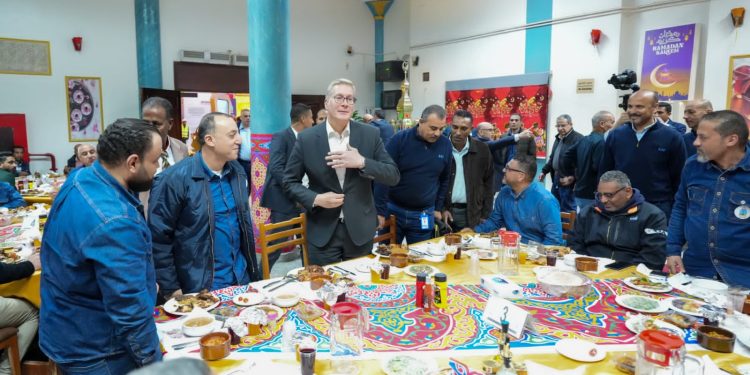 وزير البترول والثروة المعدنية يشارك العاملين إفطار رمضان في حقول الشركة العامة للبترول برأس غارب