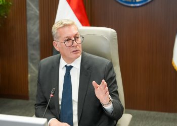 ميناء الحمراء البترولي يبدأ نشاط تخزين وتداول البترول الخام لحساب الغير