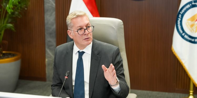 ميناء الحمراء البترولي يبدأ نشاط تخزين وتداول البترول الخام لحساب الغير