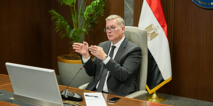  كريم بدوي: تسريع تطبيق تقنيات الحفر الأفقي والتكسير الهيدروليكي لزيادة الإنتاج البترولي